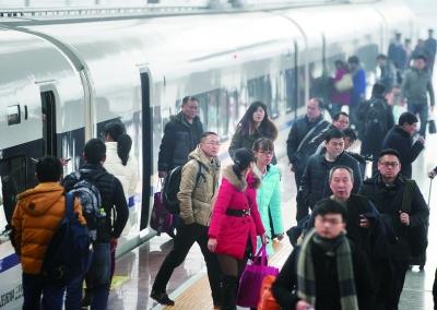 2月5日,长沙火车南站,一列动车到站后旅客上下车.
