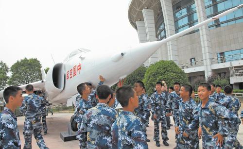 长沙空军青少年航校全国首开学 60名小鲜肉圆梦