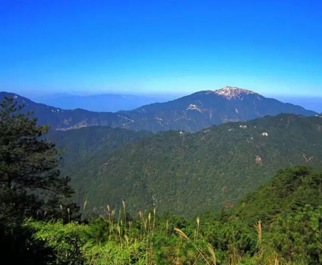 郴州桂东与江西交界处 推荐理由:别的山峰大多都是呈台波浪式跌岩起伏